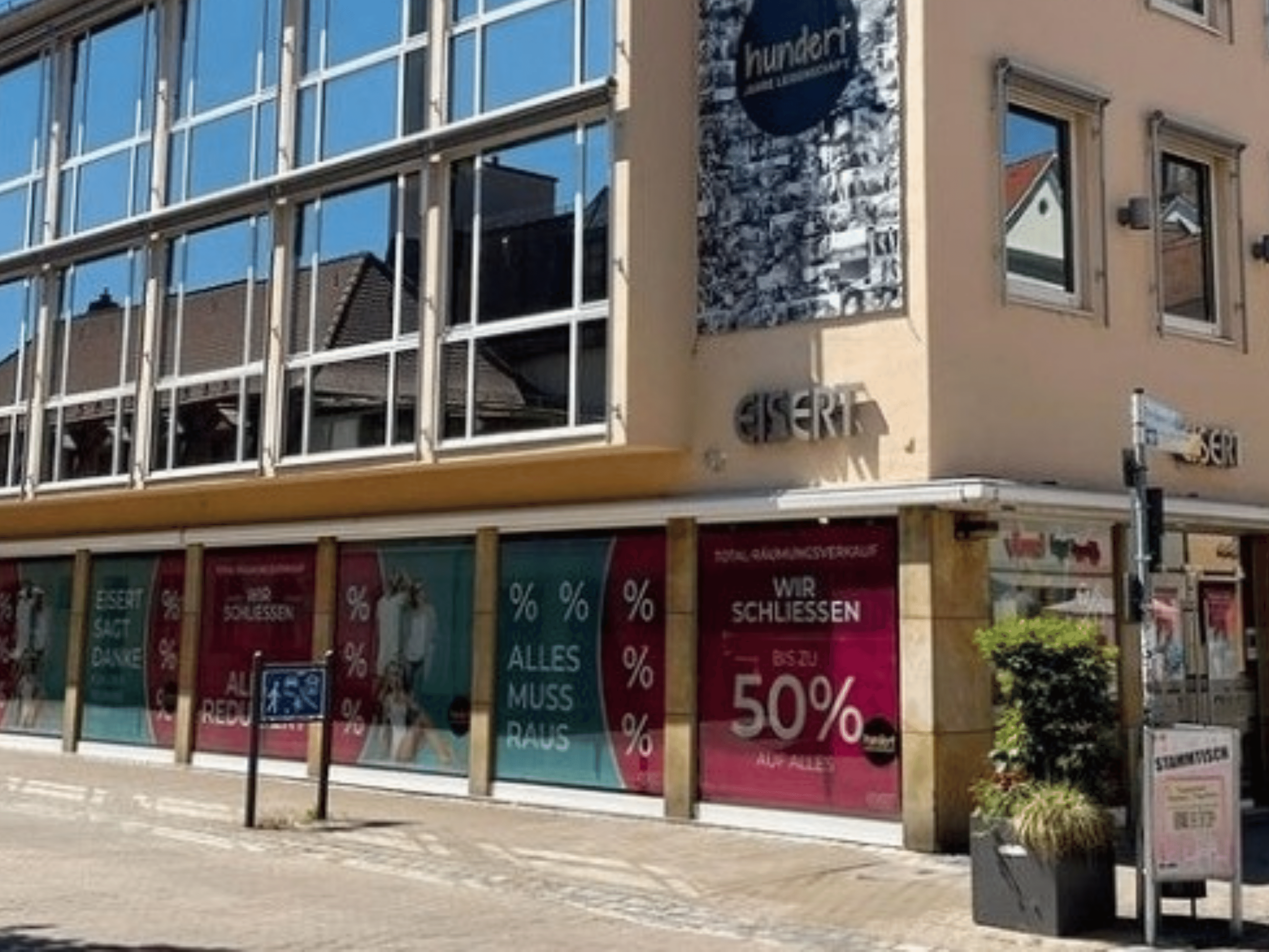 Räumungsverkauf wegen Umbau bei Sport Herrmann in Neutraubling Innenraum Warenaufbau SIGG Zeit zum Handeln Räumungsverkauf Geschäftsaufgabe Schließung Fassade Schaufenster