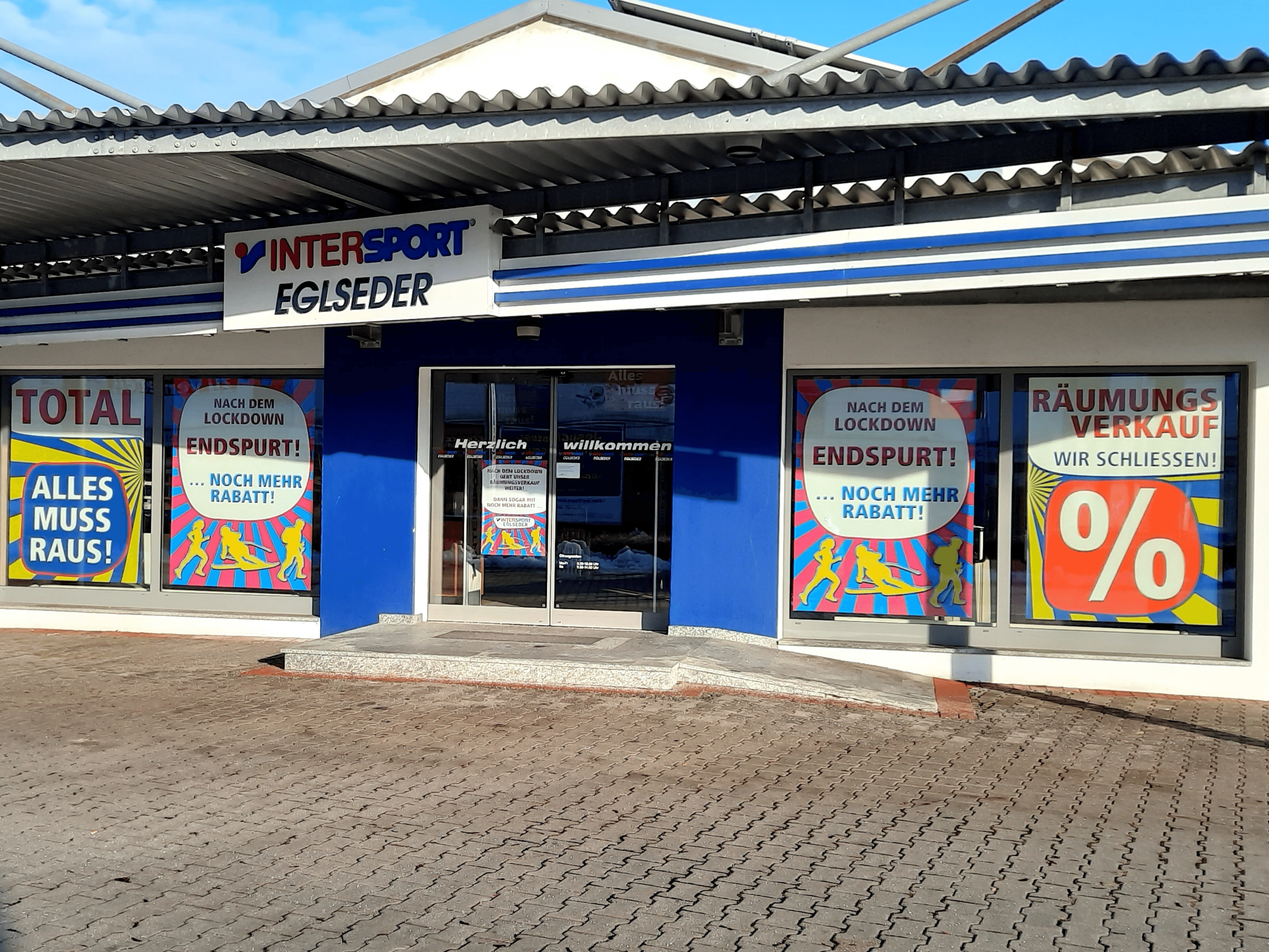 Räumungsverkauf wegen Geschäftsaufgabe bei Intersport Egelseder in Dingolfing Fassade SIGG Zeit zum Handeln Räumungsverkauf wegen Geschäftsaufgabe bei Intersport Egelseder in Dingolfing Fassade